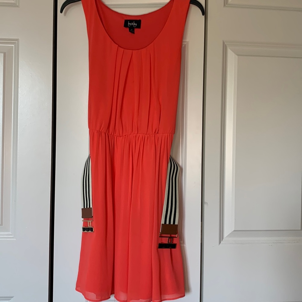 This dress has a detachable belt. It’s stretchy around the waist,and isn’t sheer